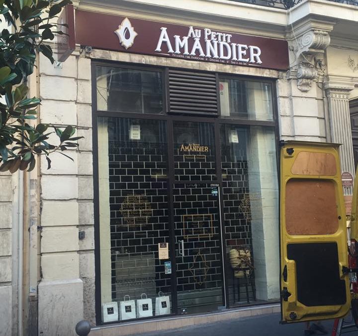 Installateur d’Enseigne pour commerce à Marseille Au Petit Amandier